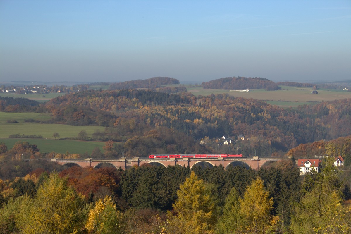 Herbst im Vogtland mit dem RE 3 von Hof nach Dresden. Hier Zieht eine BR 143 gerade den RE über die Elstertalbrücke bei Jocketa/ Pöhl. Aufgenommen am 31.10.2015