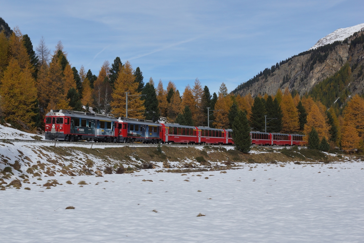 Herbst und Winter auf einem Bild: Am 19.10.2013 ziehen die ABe 4/4 III 55 und 56 den Bernina-Express 973 von Surovas Richtung Morteratsch.
