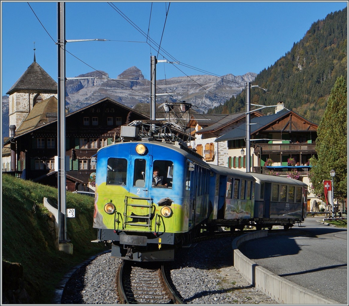 Herbst, Zeit der bunten Farben: Der ASD BDe 4/4 N° 2 mit eine Extrazug nach Les Diablerets bei Vers l'Eglise.
18. Oktober 2014 