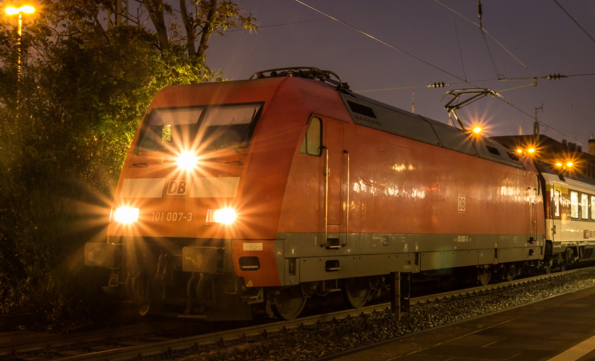 Herbstabend am Bonner Hauptbahnhof. 101 007-3 hat mit ihrem EC9 auf der Fahrt nach Hamburg Bonn erreicht. (19.11.2014)
