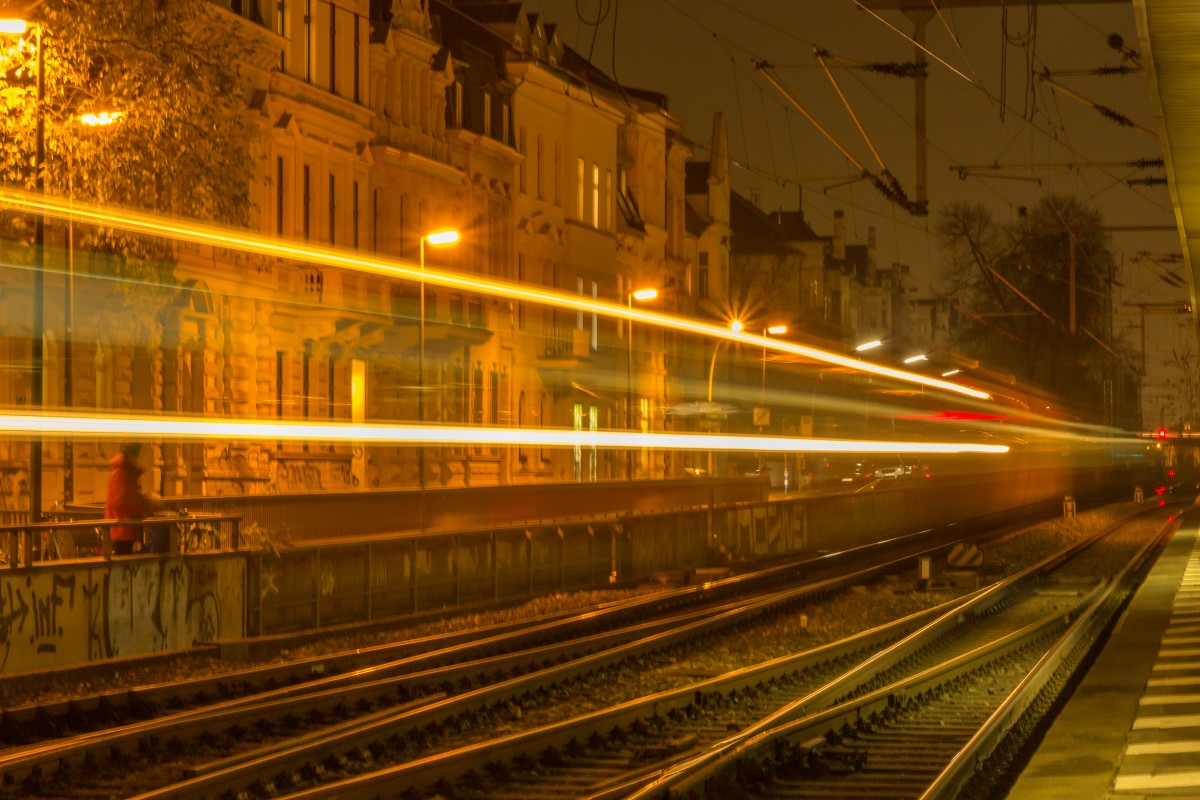 Herbstabend am Bonner Hauptbahnhof. Ein unbekannter 644er bahnt sich seinen Weg durch das Gleisvorfeld auf Gleis 5. (19.11.2014)