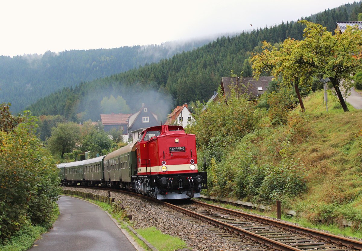 Herbstausfahrt mit 112 565-7 (Press) am 09.10.16.
Die Fahrt ging von Großsteinberg nach Katzhütte.
Hier der Zug in Obstfelderschmiede.