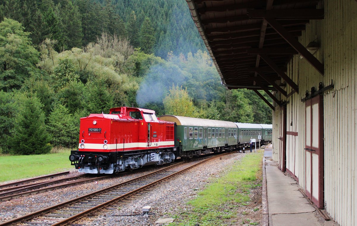 Herbstausfahrt mit 112 565-7 (Press) am 09.10.16.
Die Fahrt ging von Großsteinberg nach Katzhütte.
Hier der Zug bei der Einfahrt in Katzhütte.