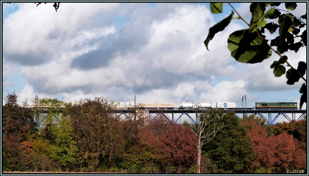 Herbstfarben am G�hltalviadukt bei Moresnet in Belgien. Eine Class 66 ist mit einen
Containerzug am Haken unterwegs nach Aachen West. Oktober 2013.