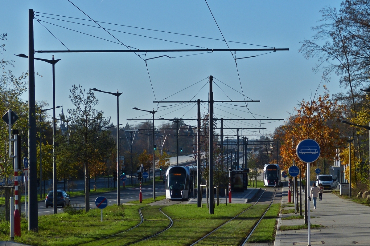 Herbstfarben in Luxemburg. Tram begegnung an der Haltestelle  Pfaffenthal – Roud Breck   der Umsteigehaltestelle für Bus und Bahn in alle Richtungen des Landes zu fahren, links die in Richtung Luxexpo, rechts die welche die Haltestelle in Richtung Stäreplaz verlassen hat. Luxembourg-Kirchberg, den 18.11.2020- (Hans)