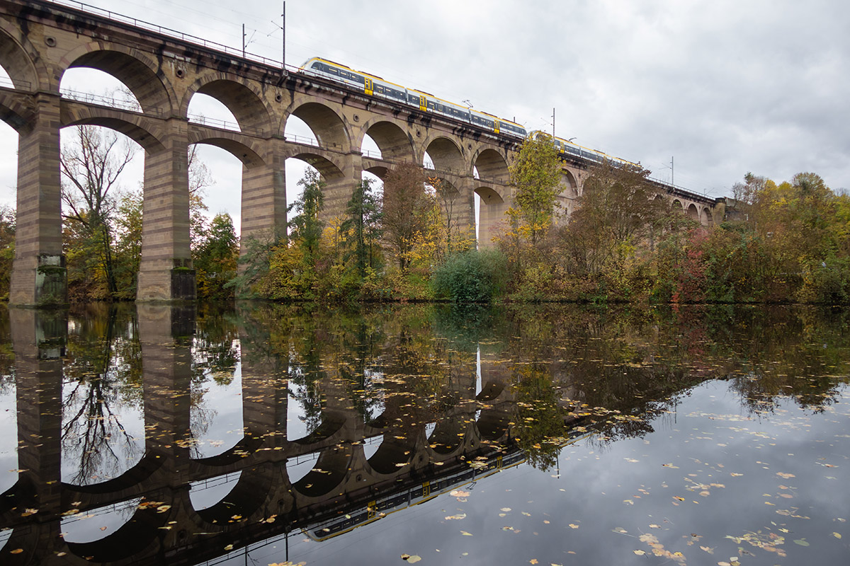 Herbstimpression am Bietigheimer Viadukt 🧰 Abellio Rail Ba-Wü GmbH AG 🚝 RE 17c (19616) Stuttgart Hbf - Bruchsal 🚩 Bahnstrecke KBS 770 🕓 01.11.2020 | 14:06 Uhr