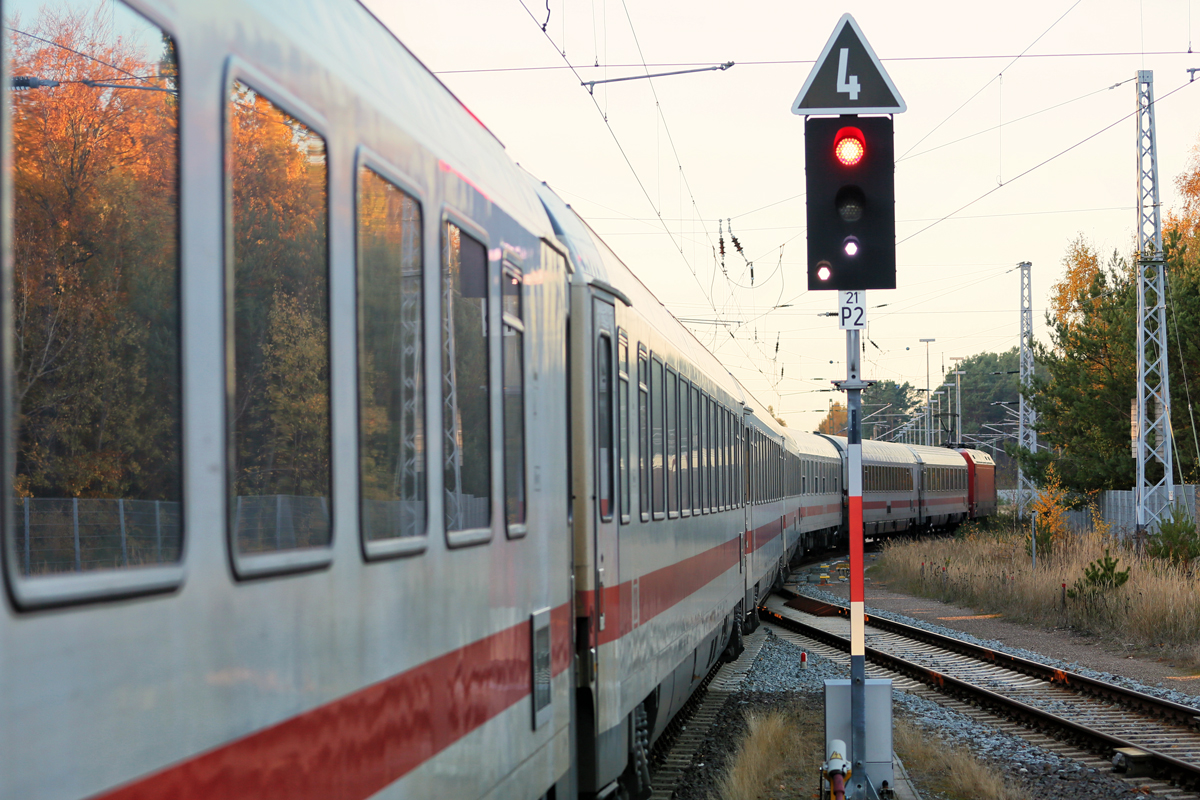 Herbstliche Spiegelung im Seitenfenster des IC 2212 bei Rangierarbeiten auf dem Bahnhof Binz. Für die Rangierfahrt wurde das Fahrverbot am Ausfahrsignal 21P2 aufgehoben. - 03.11.2018

