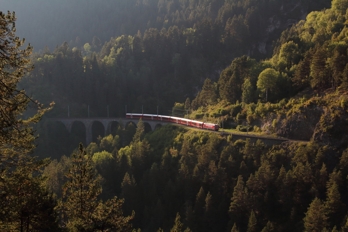 Herbstliche Stimmung. (1/2)

Im letzten Licht quert der IR 1157 (Chur - St.Moritz) das Schmittentobelviadukt, um in Kürze...  

Filisur, 15. September 2018 