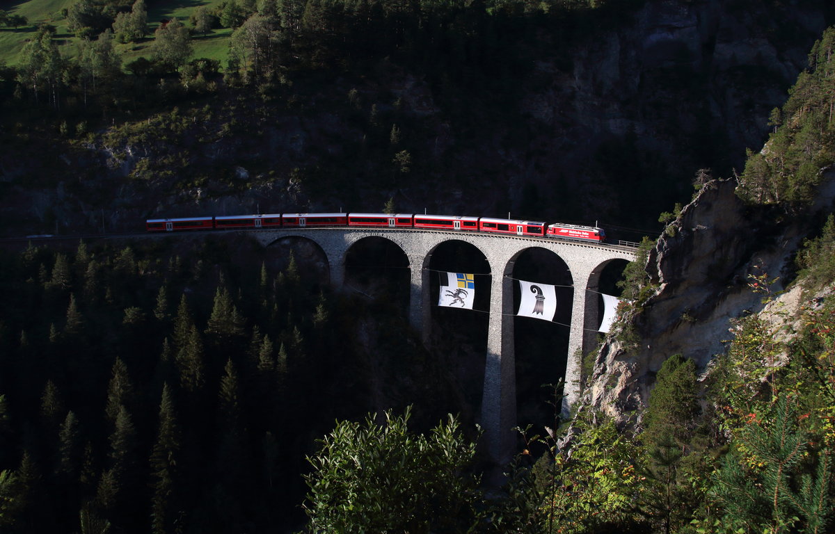 Herbstliche Stimmung. (2/2)

... das Landwasserviadukt zu befahren.

Filisur, 15. September 2018 