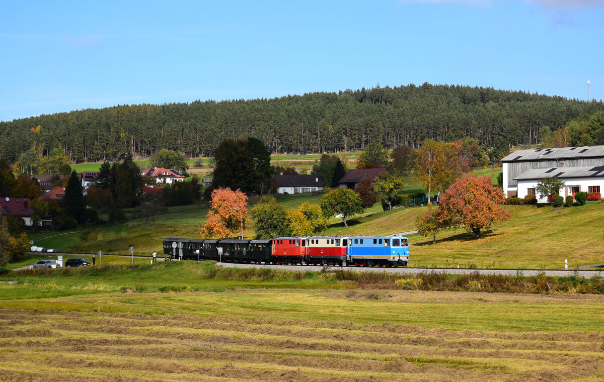 Herbstliche Stimmung auf der Waldviertelbahn.
Die V10 + V5 + V10 sind auf dem Weg von Gmünd nach Groß Gerungs in der Nähe St. Martin.
Waldviertelbahn, 08.10.2022.