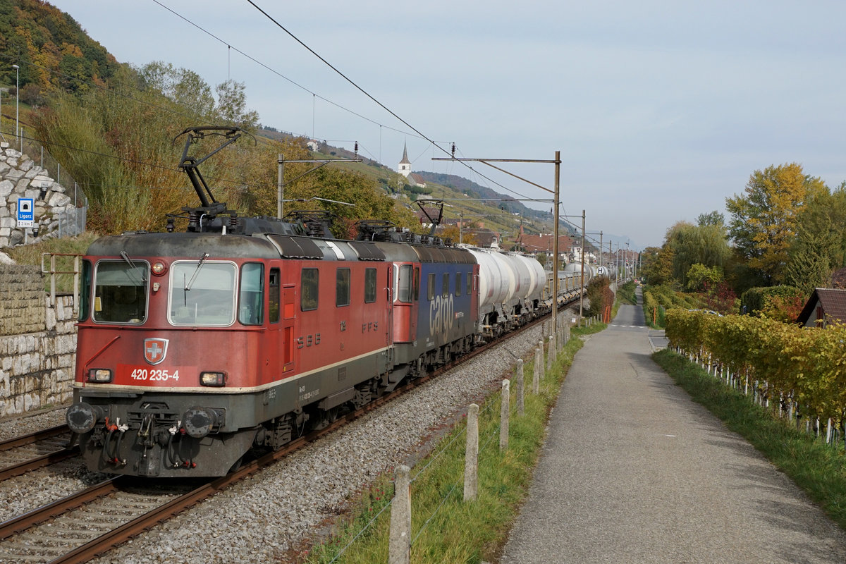 Herbstliche Stimmung bei Ligerz am Bielersee mit einer Re 10/10 bestehend aus der Re 420 235-4 und einer nicht erkennbaren Re 620 am 20. Oktober 2020.
Foto: Walter Ruetsch