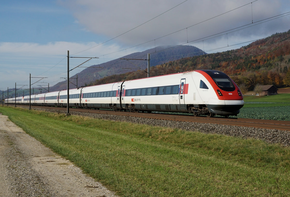 HERBSTLICHE STIMMUNG bei Nebel und Sonne
mit dem RABDe 5000 ICN.
ICN 5 im solothurnischen Gäu zwischen Oensingen und Oberbuchsiten am 30. Oktober 2020.
Foto: Walter Ruetsch