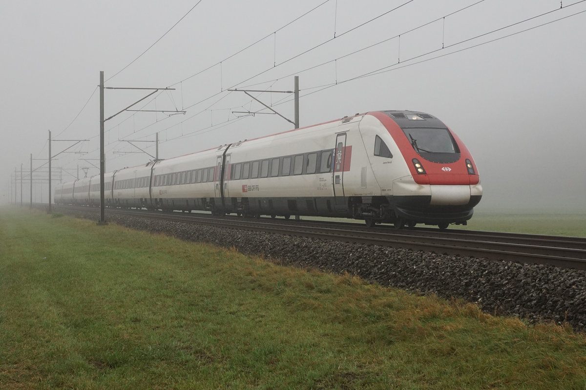 HERBSTLICHE STIMMUNG bei Nebel und Sonne
mit dem RABDe 5000 ICN.
ICN 5 im solothurnischen Gäu zwischen Oensingen und Oberbuchsiten am 31. Oktober 2020.
Foto: Walter Ruetsch