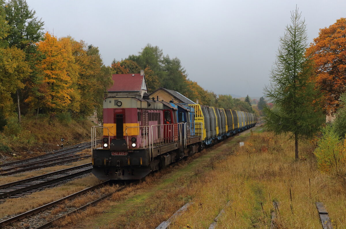 Herbstliche Stimmung in Krimov als der Holzzug aus Vejpert mit dem 742 Doppel eintrifft. Die 742 225 und 742 356 haben den Kamm des Erzgebirges passiert und fahren jetzt hinunter ins Egertal nach Chomutov. Aufgenommen am 10.10.2025