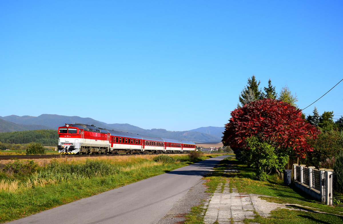 Herbstliche Stimmung in der Slowakei, in Jazernica: Die 757 018 ist auf dem Weg mit dem Eilzug R341 nach Banska Bystrica (Neusohl).
09.10.2021.