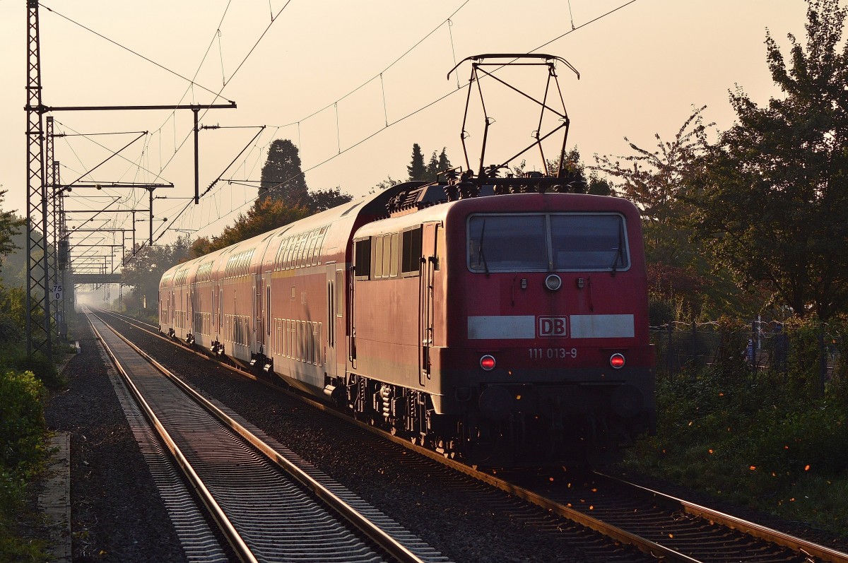 Herbstliches Bahnbild.
Gerade ist die 111 013 mit einem RE4 durch Büttgen gefahren auf ihrem Weg nach Aachen am Samstag den 10.10.2015. 