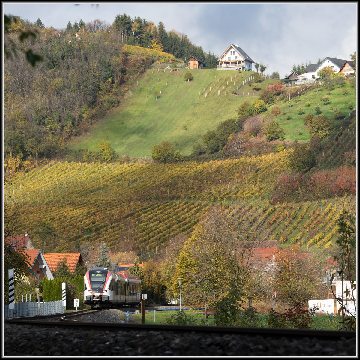 Herbstliches Weinlaub verzaubert die Landschaft um die Burg Deutschlandsberg in ein Wunderland. 
Ein Panorama davon hab ich zwar gemacht , ist halt leider kein Zug drauf .... 
7.11.2019