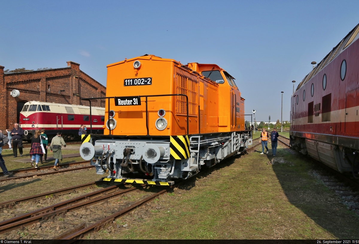 Herbstlokfest im Lokschuppen Staßfurt

293 021-2 ( Reuter 31  | 202 021-2 | DR V 100.4) lässt sich die Sonne auf den Lack scheinen. Die Lok wurde einst als 745 580-1 nach Sušice in Tschechien ausgeliefert und trägt mit 111 002-2 die Nummer einer Maschine, die im Jahr 2015 zur Ersatzteilgewinnung zerlegt wurde.

🧰 Leipziger DampfKulTour (LDK)
🕓 26.9.2021 | 11:51 Uhr