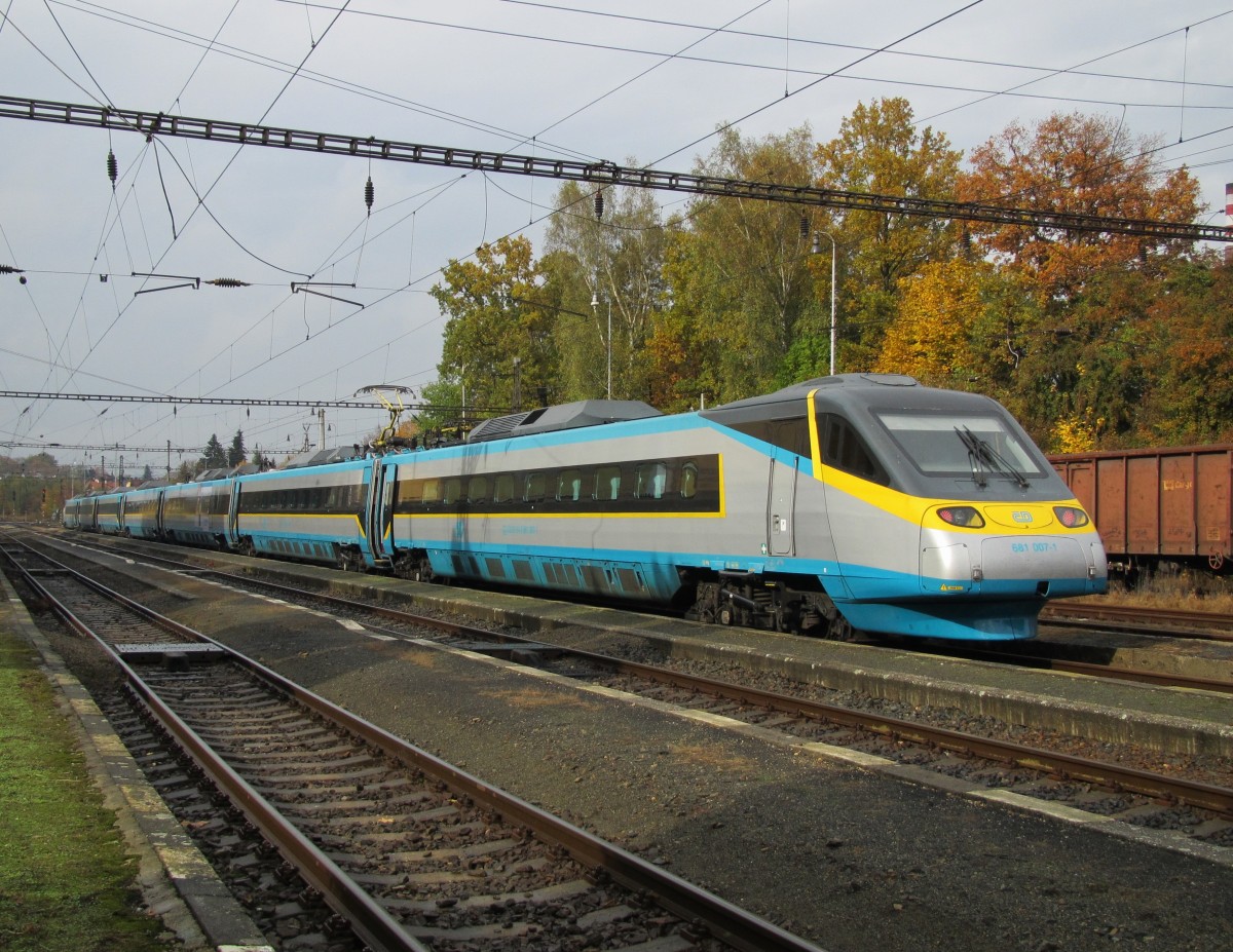 ~~Herbstsonne~~ 20.10.2013 13:43 ČD 681 007-1  Pendolino  als SuperCity (SC) wird in Frantikovy Lzně gesubert und wartet auf die Rckfahrt nach Bohumn.