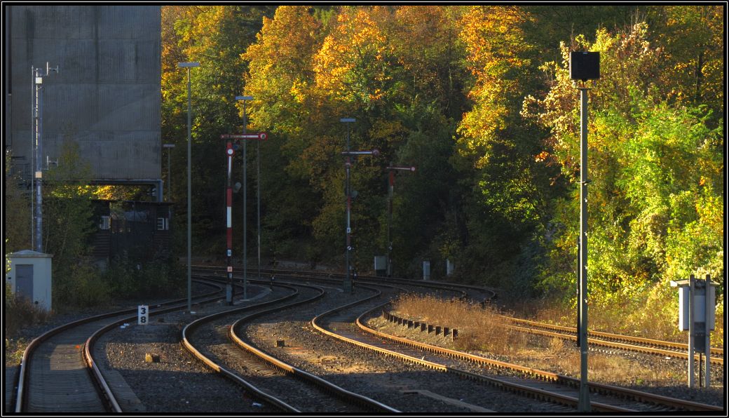 Herbststimmung am ehemaligen Bahnhof Stolberg Hammer (Rhl) an der Kbs 482,der nun Stolberg Altstadt heißt..Hier sind noch Formsignale im Einsatz und geben dem Szenario eine Note an Nostalgie.Aufgenommen vom Bahnsteig aus Anfang November 2014.