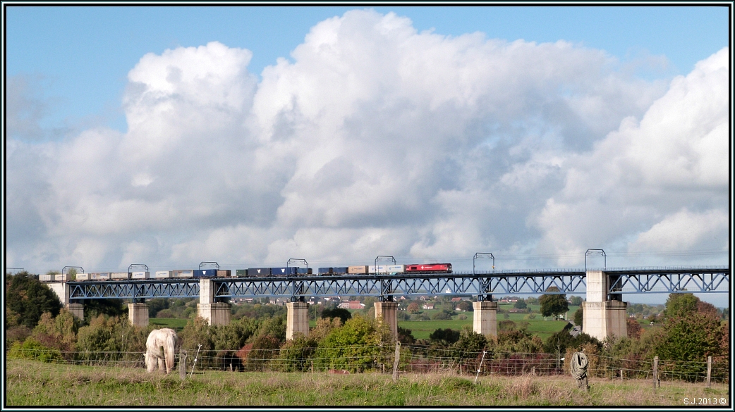Herbststimmung am Viadukt bei Moresnet in Belgien. Eine Crossrail Class ist mit ihrer Gterfracht unterwegs nach Aachen West.Als Jubilumsbild (Nr.600) aktuell
hochgeladen,24.10.2013.
