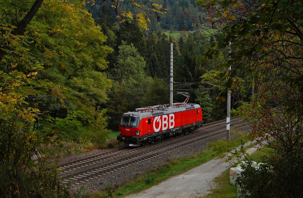 Herbststimmung an der Brennerbahn bei Mühlbachl am 14.10.2023. Die fahrende Vorteilscard 1293 090 befand sich am späteren Nachmittag als Leerzug auf Talfahrt Richtung Innsbruck.