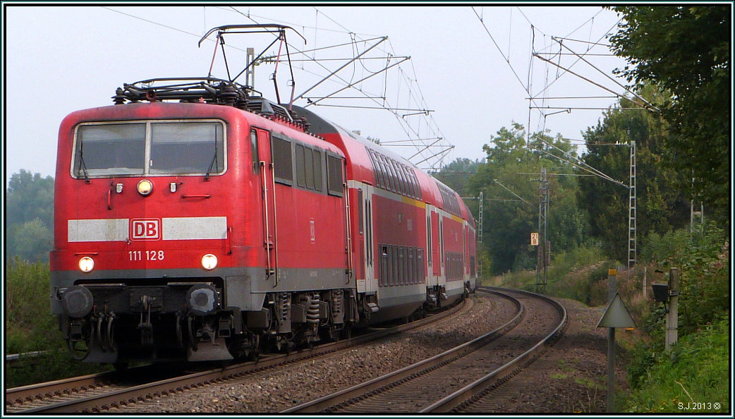 Herbststimmung in Rimburg (bach Palenberg) im September 2013. Die 111 128 mit dem 
Wupperexpress(RE 4) am Haken, unterwegs nach Aachen.