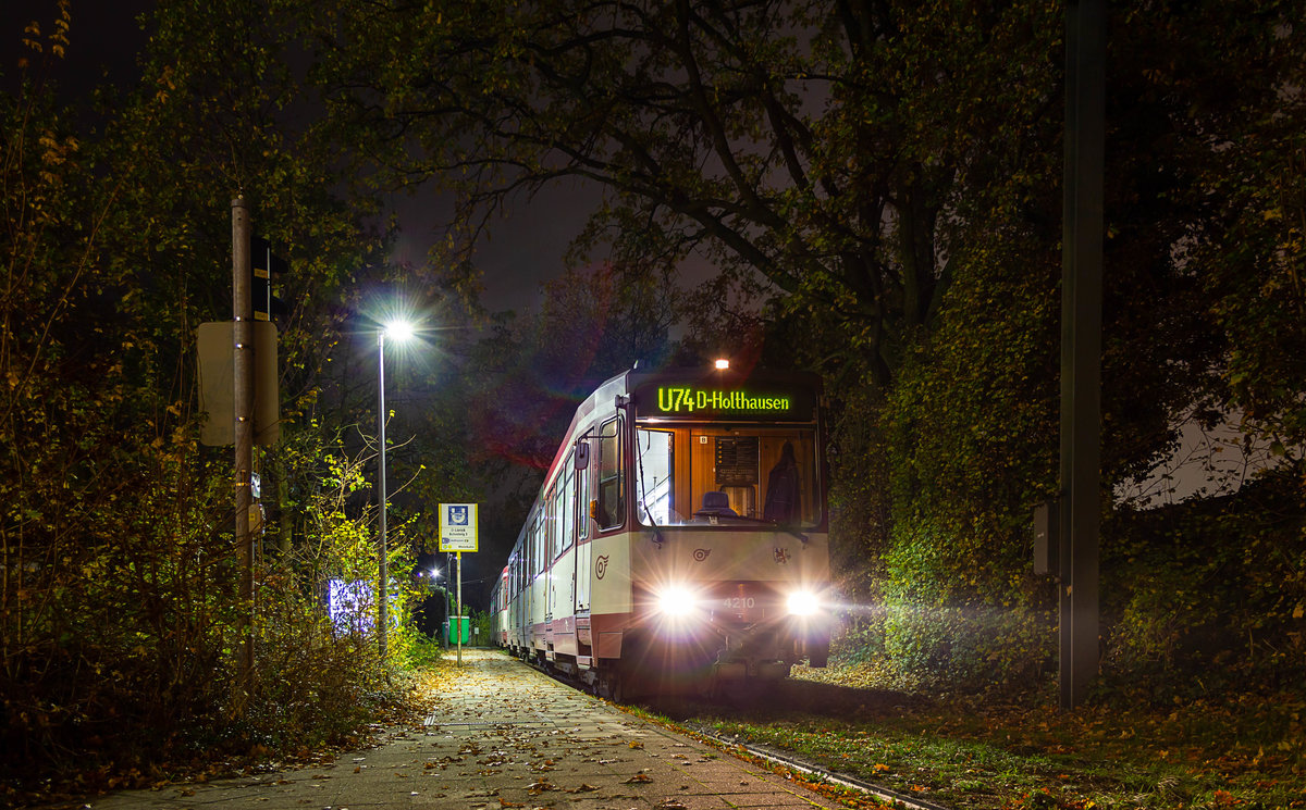 Herbststimmung in der Wendeschleife Lörick: Am Abend des 11.11.2016 konnte eine Traktion bestehend aus den Wagen 4210 und 4205 an der Abfahrtshaltestelle der Linie U74 aufgenommen werden.