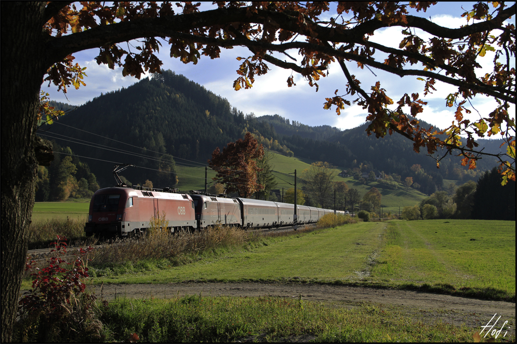 Herbststimmung...
Rj 630 bespannt mit 1116.145 und 1116.246 am 22.10.13 bei Fentsch St.Lorenzen.
