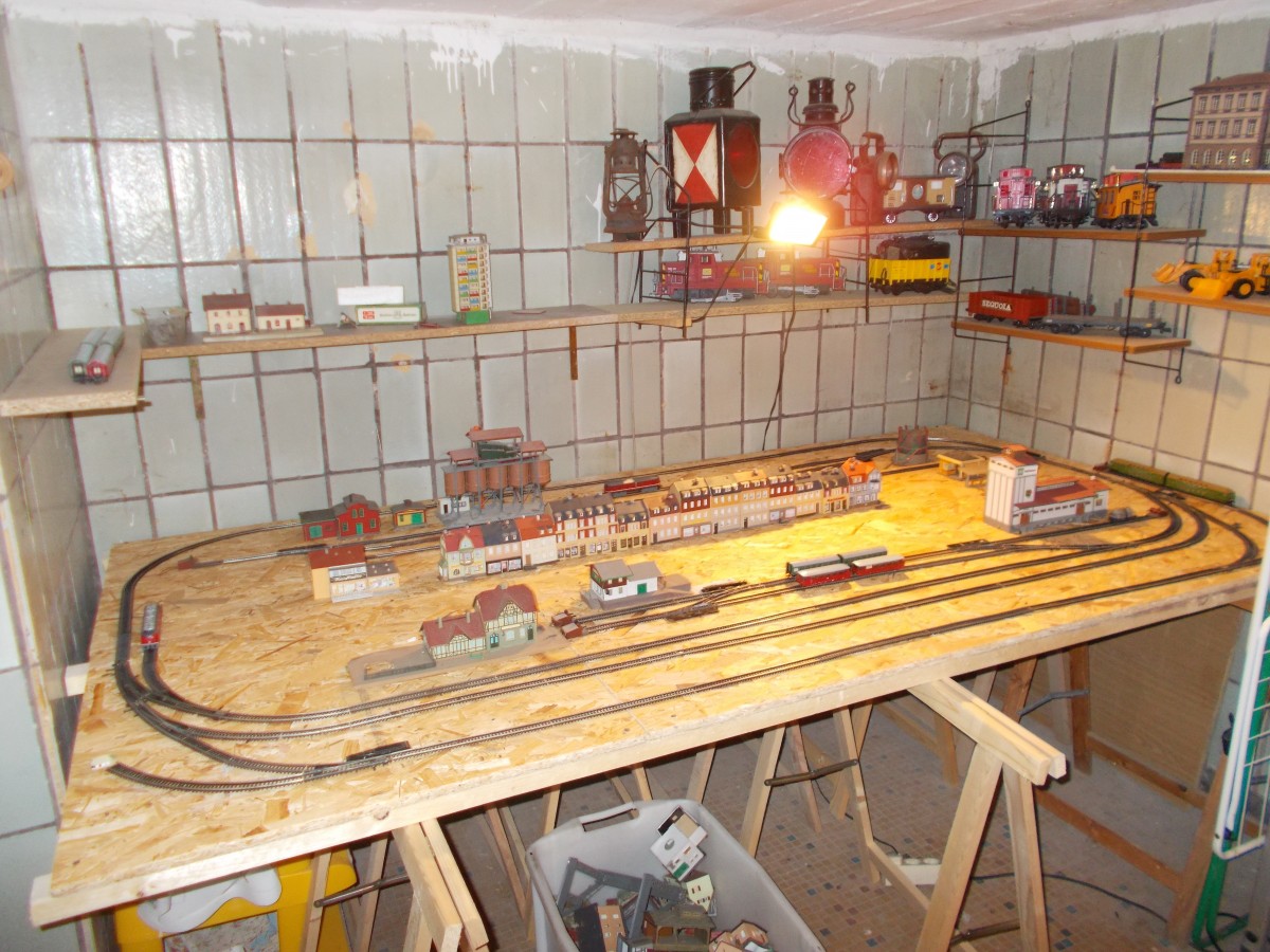 Herbstzeit ist wieder Modellbahnzeit. Ein neues Projekt von mir ist der Bau einer TT-Anlage.Nach langen tüffteln des Gleisplanes fand ich endlich den Gleisplan nach meinen Vorstellungen.Aufnahme am 18.Oktober 2015.