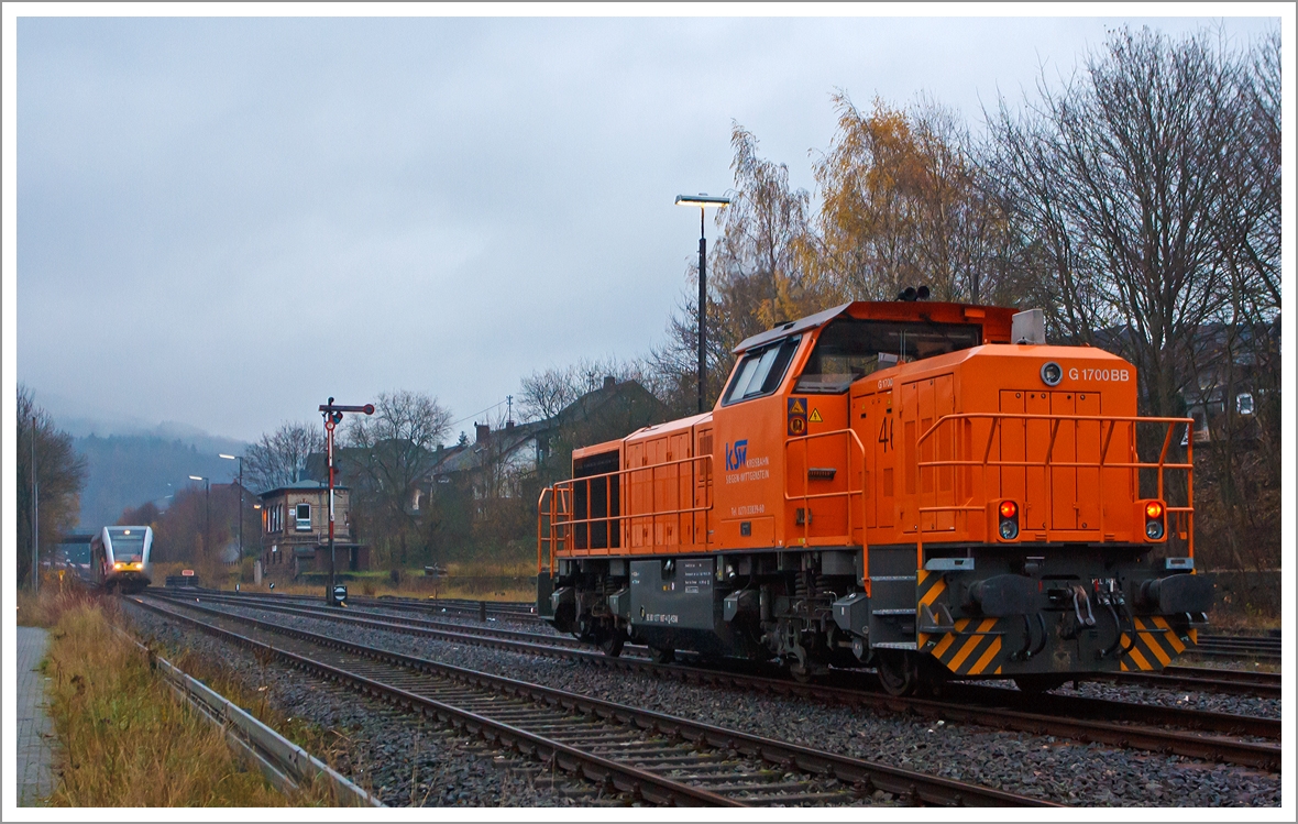 Herdorf den 25.11.2013, nachmittags bei leichtem Nebel: 
Die Lok 46 der Kreisbahn Siegen-Wittgenstein (KSW), eine Vossloh G 1700-2 BB (eingestellt als 92 80 1277 807-4 D-KSW) ist Betzdorf/Sieg angekommen, nun hat sie auf Gleis 2  Hp 0, da gerade von Neunkirchen kommend ein Stadler GTW 2/6 der Hellertalbahn, auf Gleis 1 das Stellwerk Herdorf Ost (Ho) passiert, bevor er gleich in den Bahnhof einfährt.