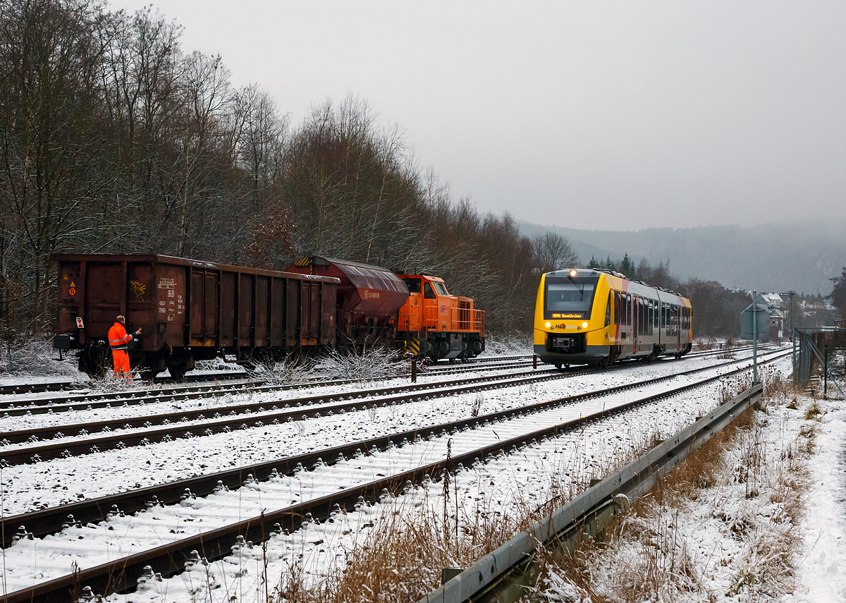 
Herdorf am 02.01.2016: Während die Lok 44 (92 80 1271 004-4 D-KSW) der KSW (Kreisbahn Siegen-Wittgenstein), eine MaK G 1000 BB, mit ihrem kurzem Güterzug Sh 0 hat, darf erst der VT 507  (95 80 1648 107-8 D-HEB / 95 80 1648 607-7 D-HEB) ein Alstom Coradia LINT 41 (neuen Generation) der HLB (Hessische Landesbahn GmbH) als RB 96  Hellertalbahn  in Richtung Neunkirchen fahren.