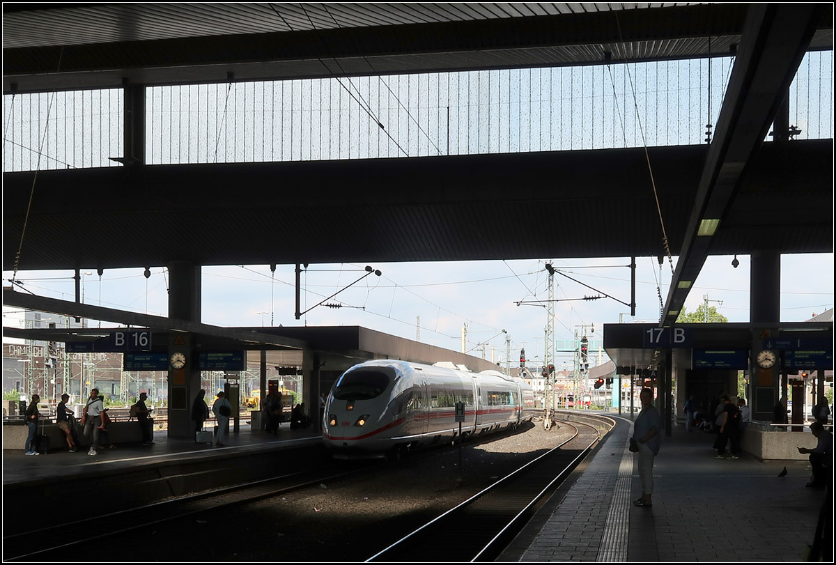 Herein in die schattige Halle -

Einfahrt eines ICE 3-Zuges in den Düsseldorfer Hauptbahnhof.

14.08.2018 (M)