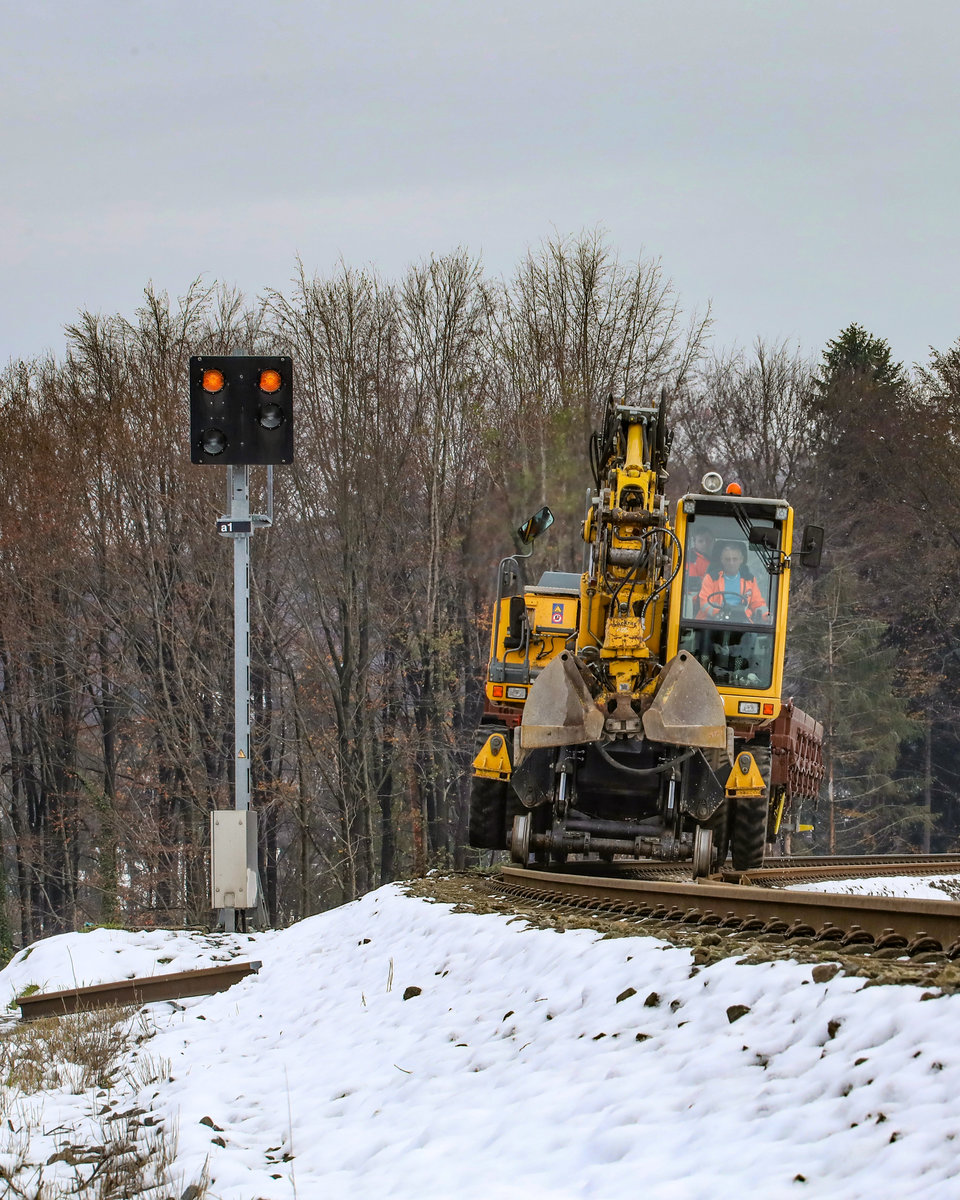 Herfried kenne ich solange mich die Bahn in Ihren Bann gezogen hat ,.. 
Sprich seit über 25 Jahren . 
Immer noch im Dienst rollt er mit einem KBKM und seinem 2 Wege Bagger über die Gleise der Leibenfelder Höhe.
21.11.2018
