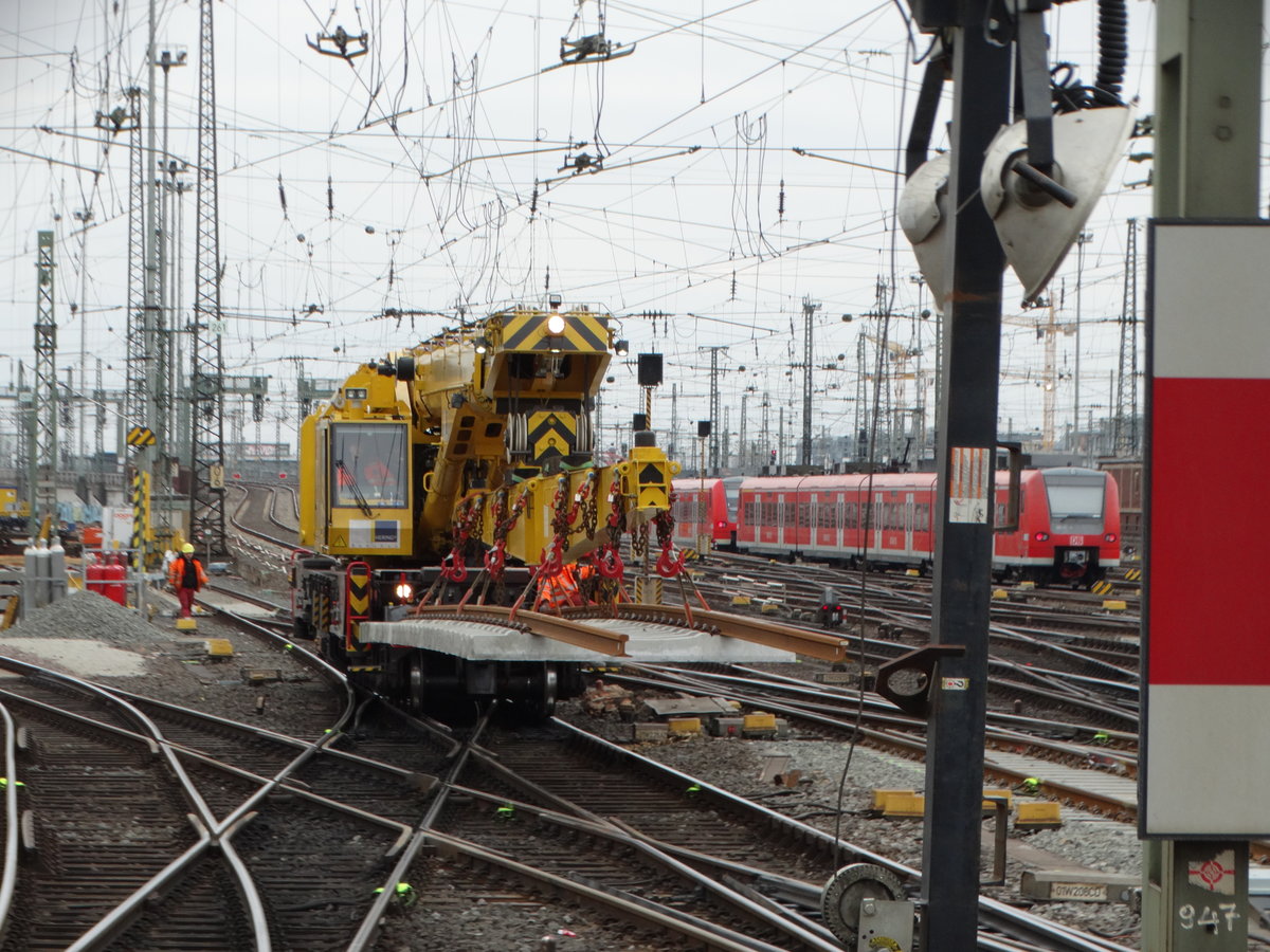 Hering Bahnbau Kirow Multitasker KRC 810 T Gleisbaukran beim bereitstellen eines neuen Schienenstück am 18.02.17 bei Bauarbeiten in Frankfurt am Main Hbf vom Bahnsteig aus fotografiert. Es war der Bahnsteig offiziell zugänglich da auch andere Fahrgäste auf den Bahnsteig waren.