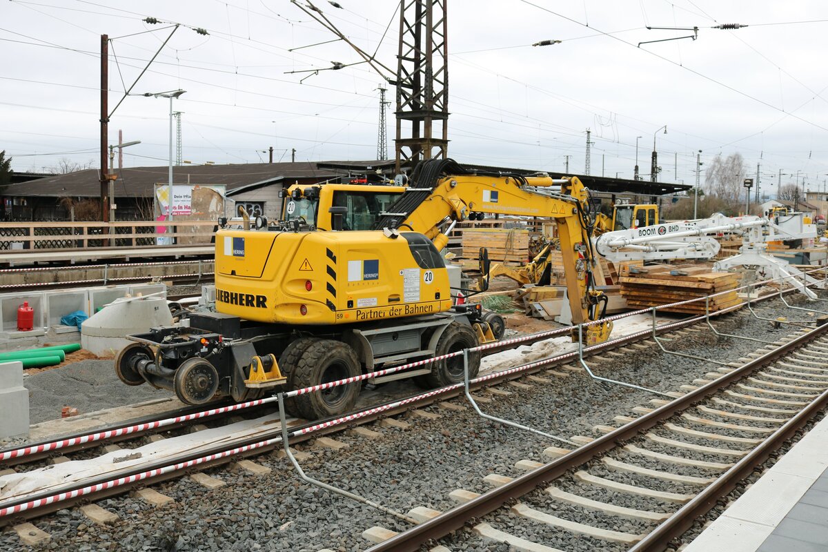Hering Bahnbau Liebherr 920 Rail am 29.01.22 in Hanau Hbf vom Bahnsteig aus fotografiert