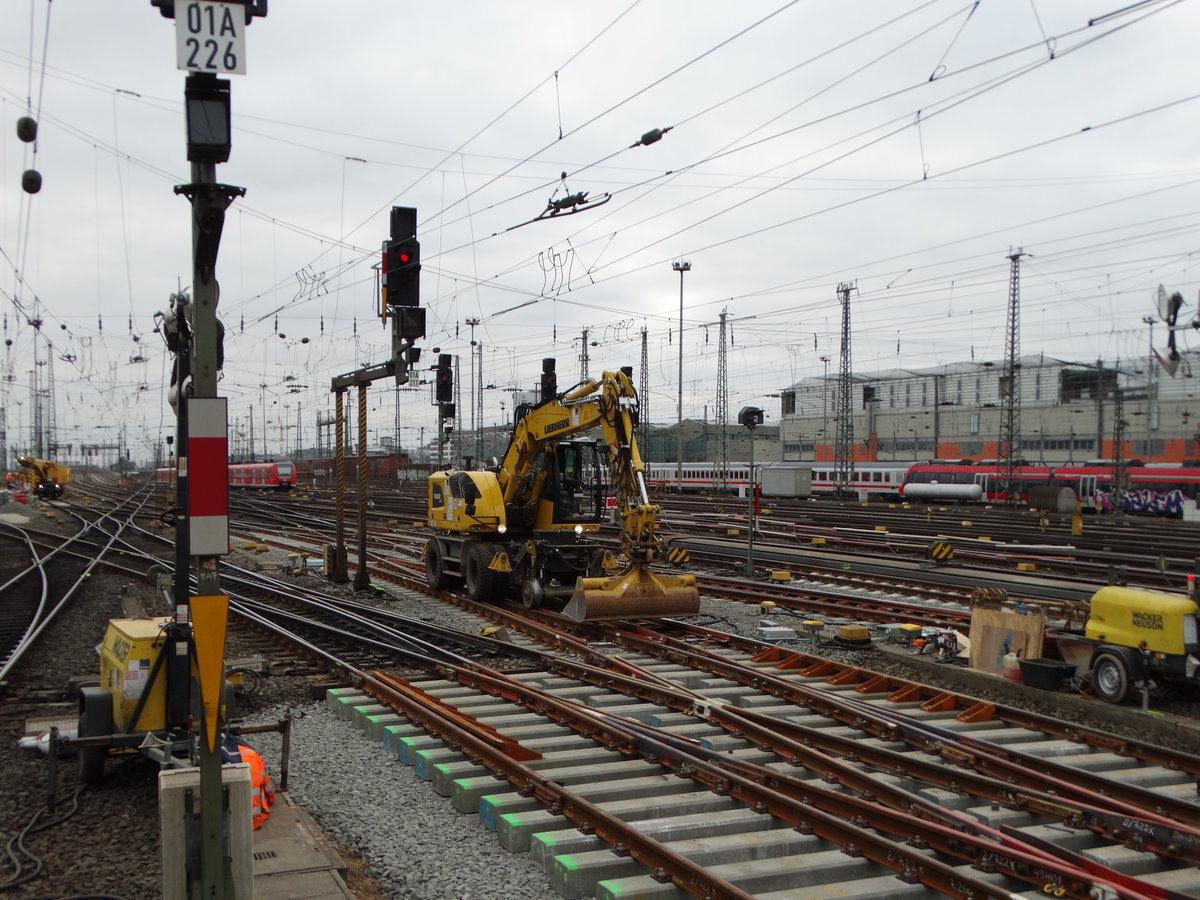 Hering Bahnbau Liebherr 922 Rail Zweiwegebagger am 18.02.17 bei Bauarbeiten in Frankfurt am Main Hbf vom Bahnsteig aus fotografiert.  Es war der Bahnsteig offiziell zugänglich da auch andere Fahrgäste auf den Bahnsteig waren.