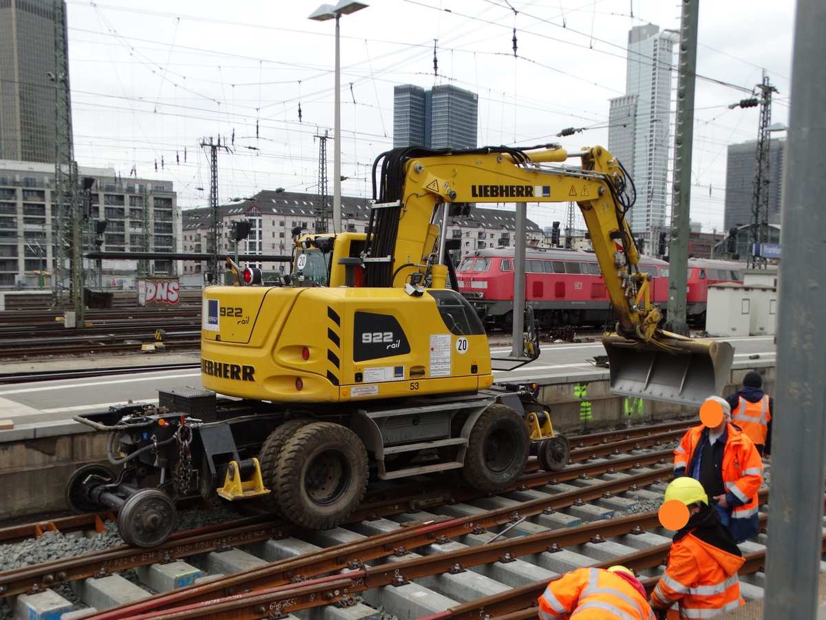 Hering Bahnbau Liebherr 922 Rail Zweiwegebagger am 18.02.17 bei Bauarbeiten in Frankfurt am Main Hbf vom Bahnsteig aus fotografiert. Es war der Bahnsteig offiziell zugänglich da auch andere Fahrgäste auf den Bahnsteig waren.