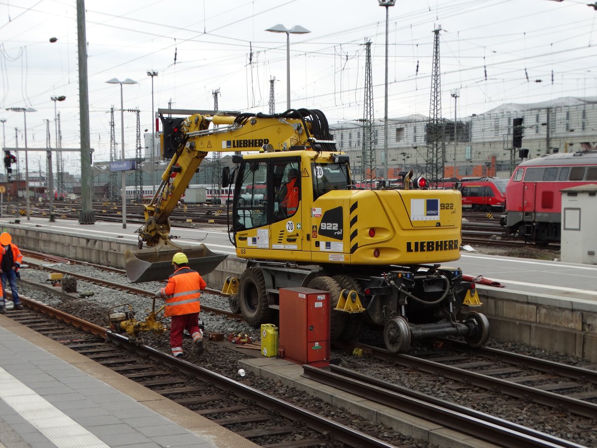 Hering Bahnbau Liebherr 922 Rail Zweiwegebagger am 18.02.17 bei Bauarbeiten in Frankfurt am Main Hbf vom Bahnsteig aus fotografiert. Es war der Bahnsteig offiziell zugänglich da auch andere Fahrgäste auf den Bahnsteig waren.