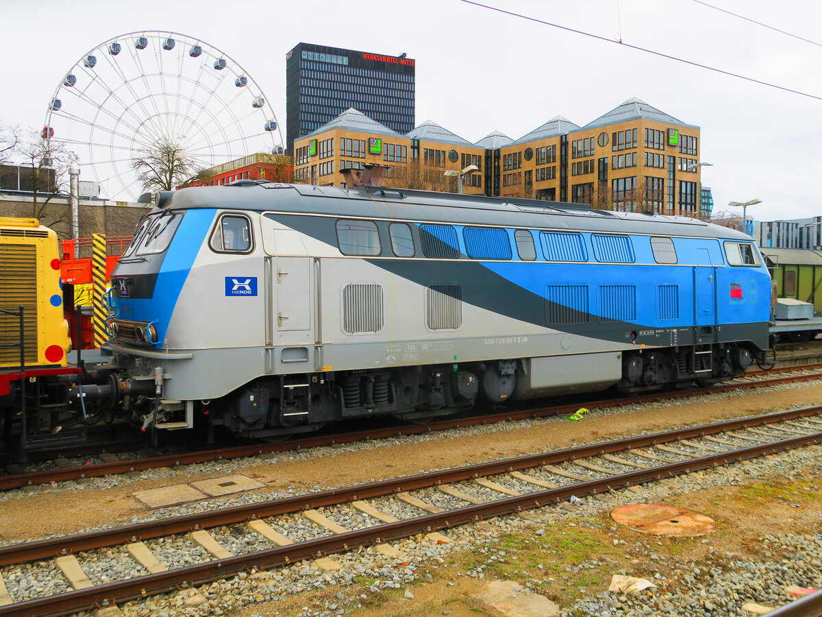 HEROS Helvetic Rolling Stock GmbH mit ihrer  218 308-5  (NVR:   9280 1 218 308-5 D-RPRS ) am  7.12.24 in München Ost.