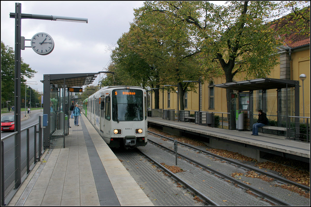 Herrenhäuser Garten -

Haltestelle  Herrenhäuser Garten  der Linien 4 und 5. Seit dem Jahr 2000 ist hier der Einstieg in die Stadtbahnen barrierefrei möglich. 

Hannover, 02.11.2006 (M)