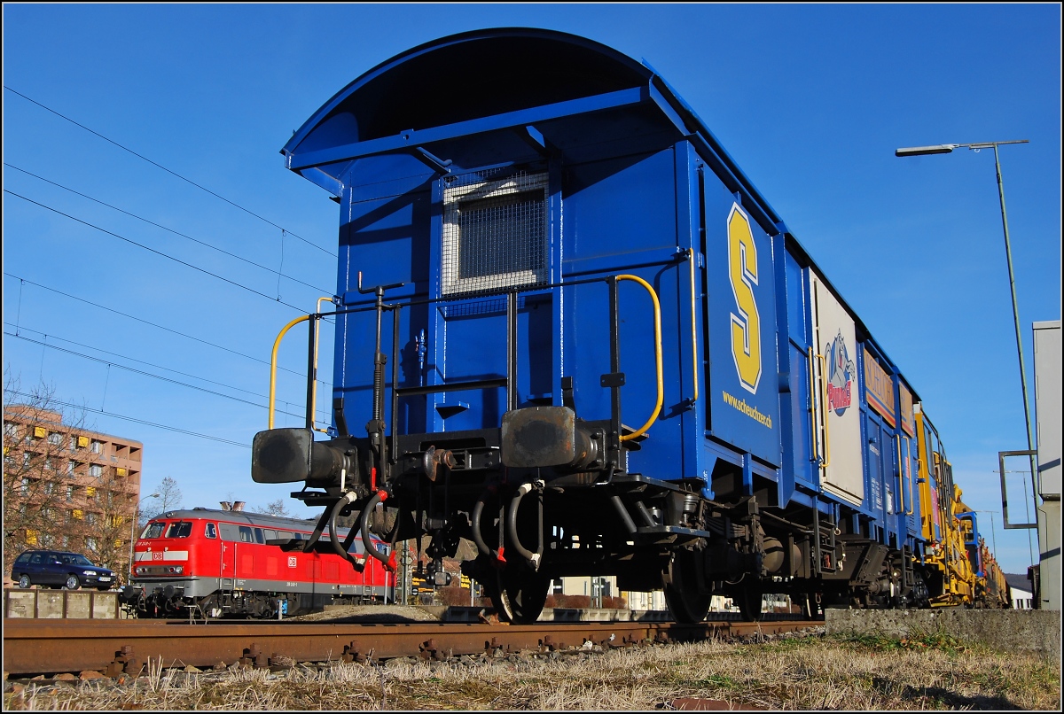 Herrlich gepflegter Bauzug der Firma Scheuchzer in Thayngen, während der Gleisbauarbeiten am östlichen Ende des Bahnhofs. Im Hintergrund wartet 218 249-1 auf Arbeit. Gesehen am 20. Januar 2008 (14:57).  

(Ersatz für ein altes 800-Pixel-Bild, das alte Bild wir später gelöscht)