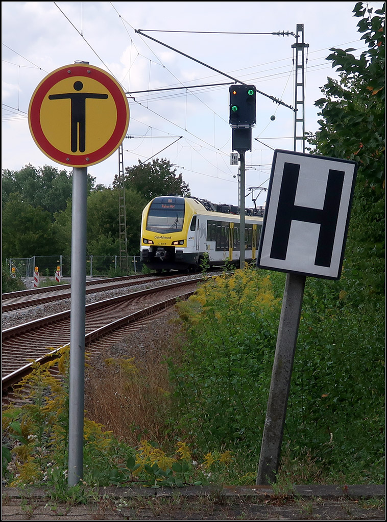 Herrlich schief -

... das H-Schild. Flirt-3 der Go-Ahead in Kernen-Rommelshausen.

05.09.2019 (M)