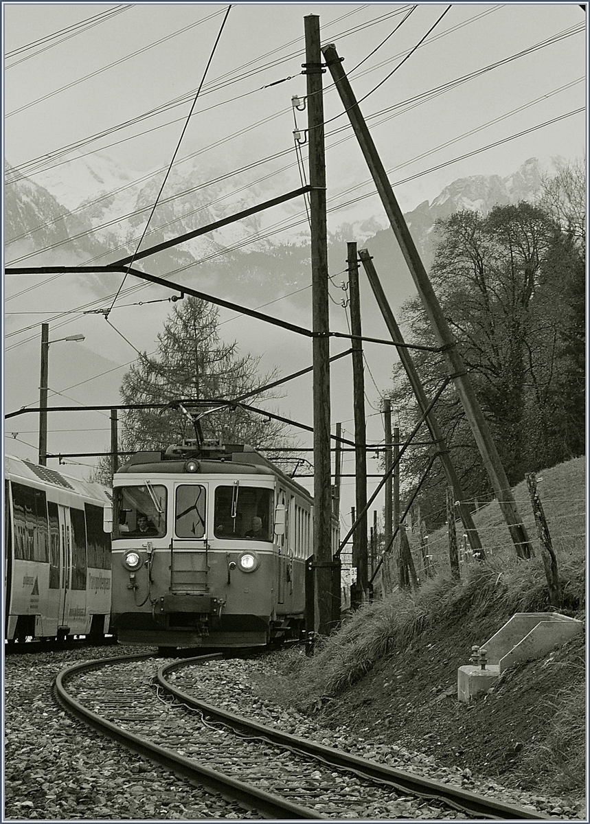 Herrlich schiefe Holzmasten und der ABDe 8/8 4001 SUISSE; für beide scheint die Zeit bei der Mob langsam aber sicher abzulaufen.
Sendy-Sollard, den 11. Nov. 2017