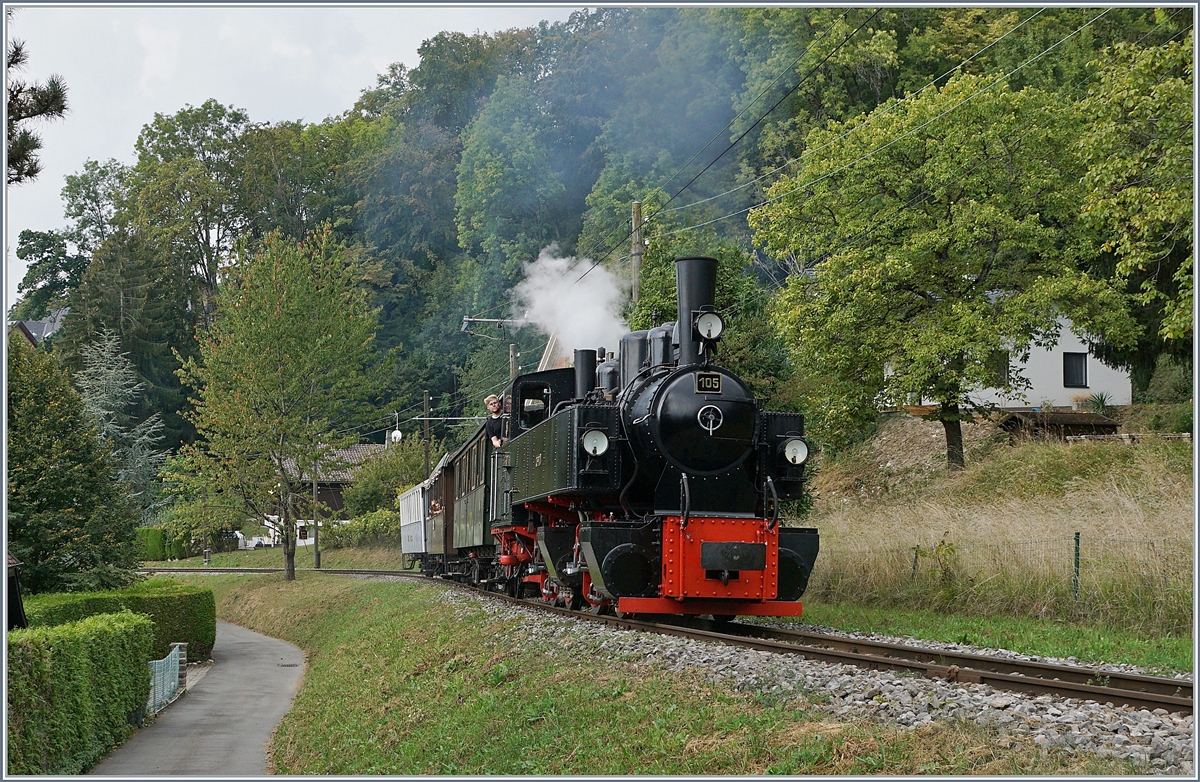 Herrlich wie sich leicht zur jeweiligen Seite neigend der Blonay-Chamby Dampfzug sich durch die S-Kurve schlängelt. 
Die G 2x 2/2 105 ist mit ihrem 15:25 Zug ab Blonay kurz vor der Haltestelle Chantemerle auf dem Weg nach Chaulin. 

20. Sept. 2020