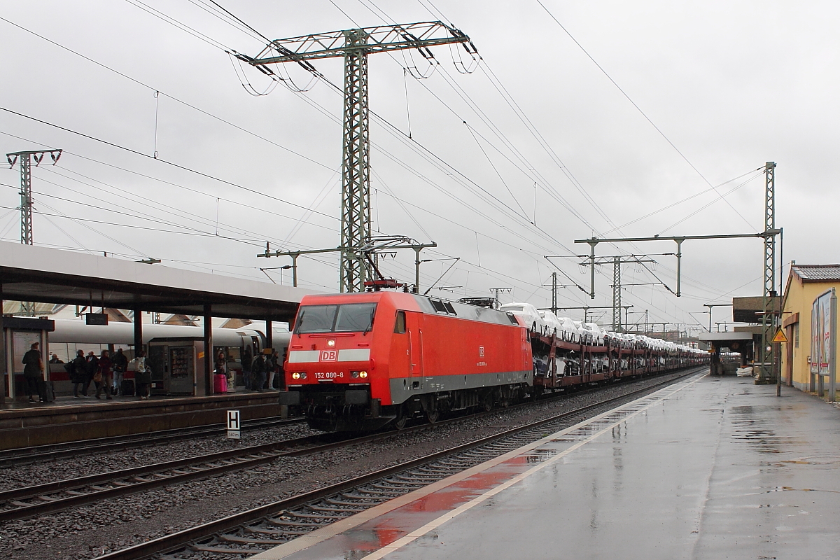 Herrlicher Dauerregen am 29.03.2015 in Fulda.
Die 152 080-8 mit einem Autotransportzug bei der Durchfahrt.
