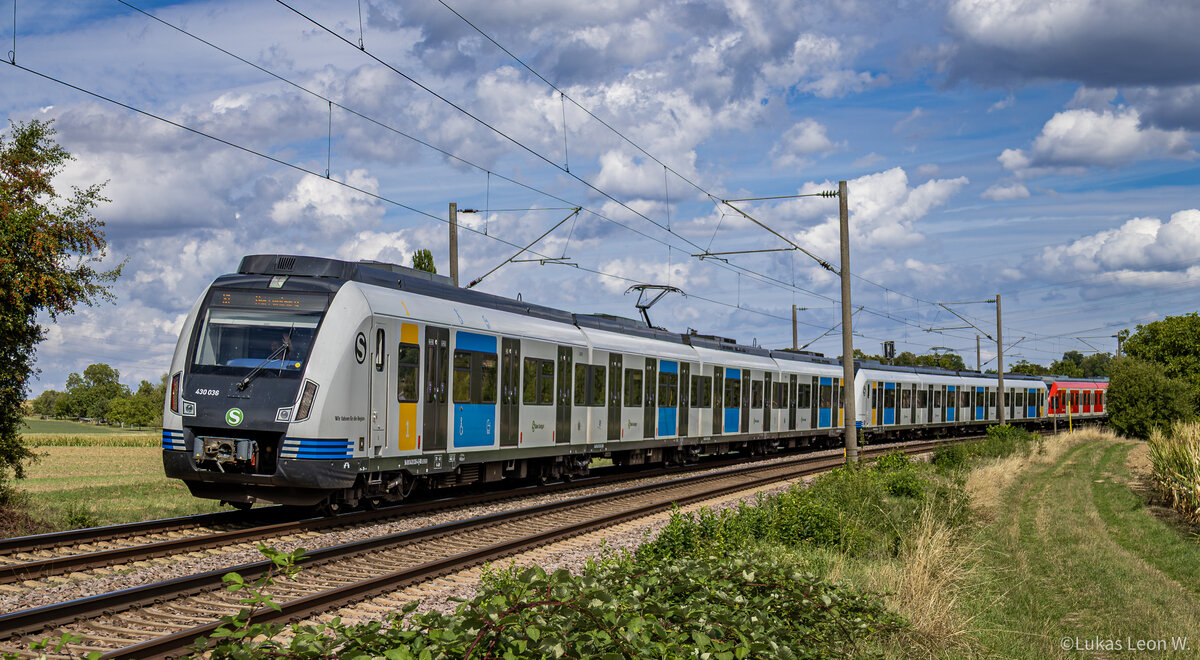 Herrlicher Samstag Nachmittag zum fotografieren. So kam mir dieser Langzug entgegen. Die Besonderheit hierbei ist, beide tragen das vollst�ndig neue Redesign w�hrend das Fahrzeug (noch)nicht umgebaut* wurde. Vielen dank f�r den Gru� :)
*Umr�stung auf ETCS / ATO in dem Prozess wird auch der Fahrgastraum modernisiert.
Herrenberg, 10.09.2026
