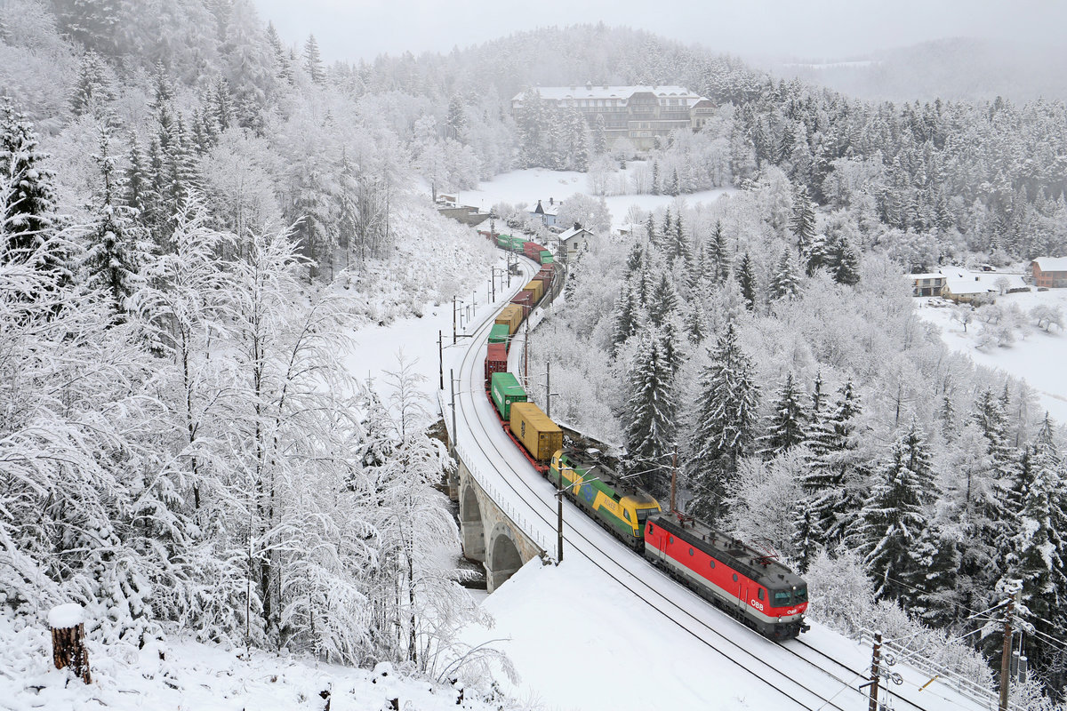 Herrliches Winterpanorama am frisch verschneiten Wolfsbergkogel,den GAG-41171 mit der neuen 1144.271+Gysev470.502 am 2.2.18 durchfahren.