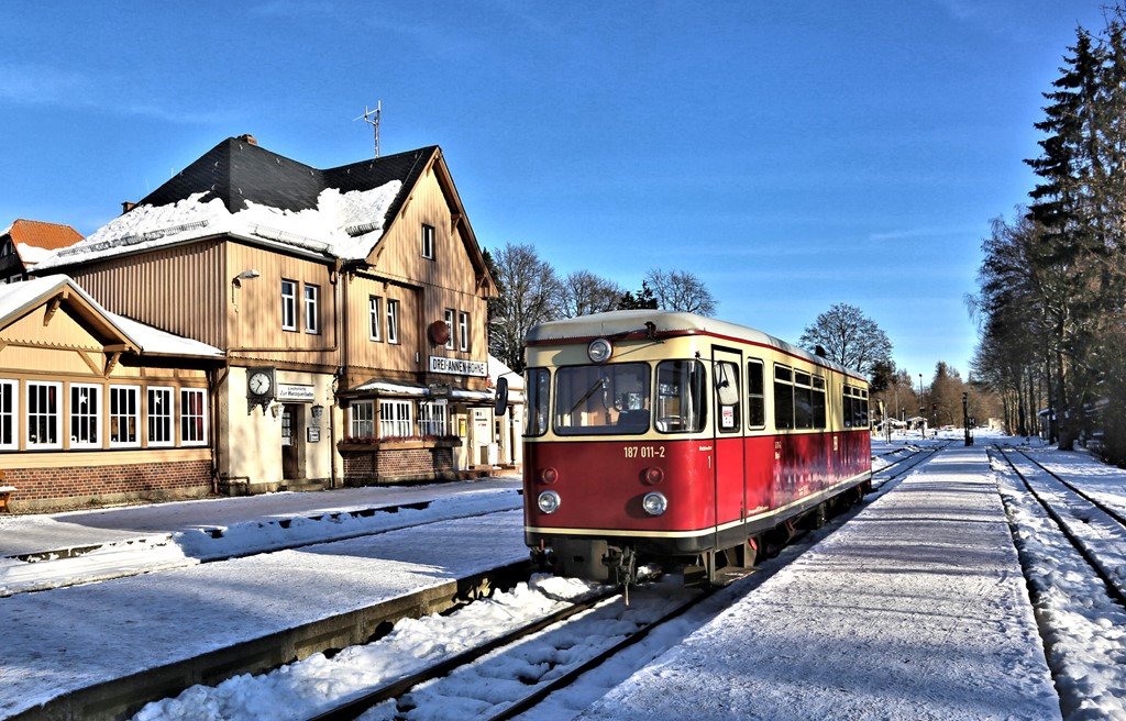 Herrliches Winterwetter herrschte am 18.12.2022 im Bahnhof Drei Annen Hohne, als dort der VT 187011-2 aus Nordhausen angekommen war. Als Zug 8902 wartete er einen Gegenzug zum Brocken ab, bevor er selbst nach Wernigerode weiter fahren konnte.