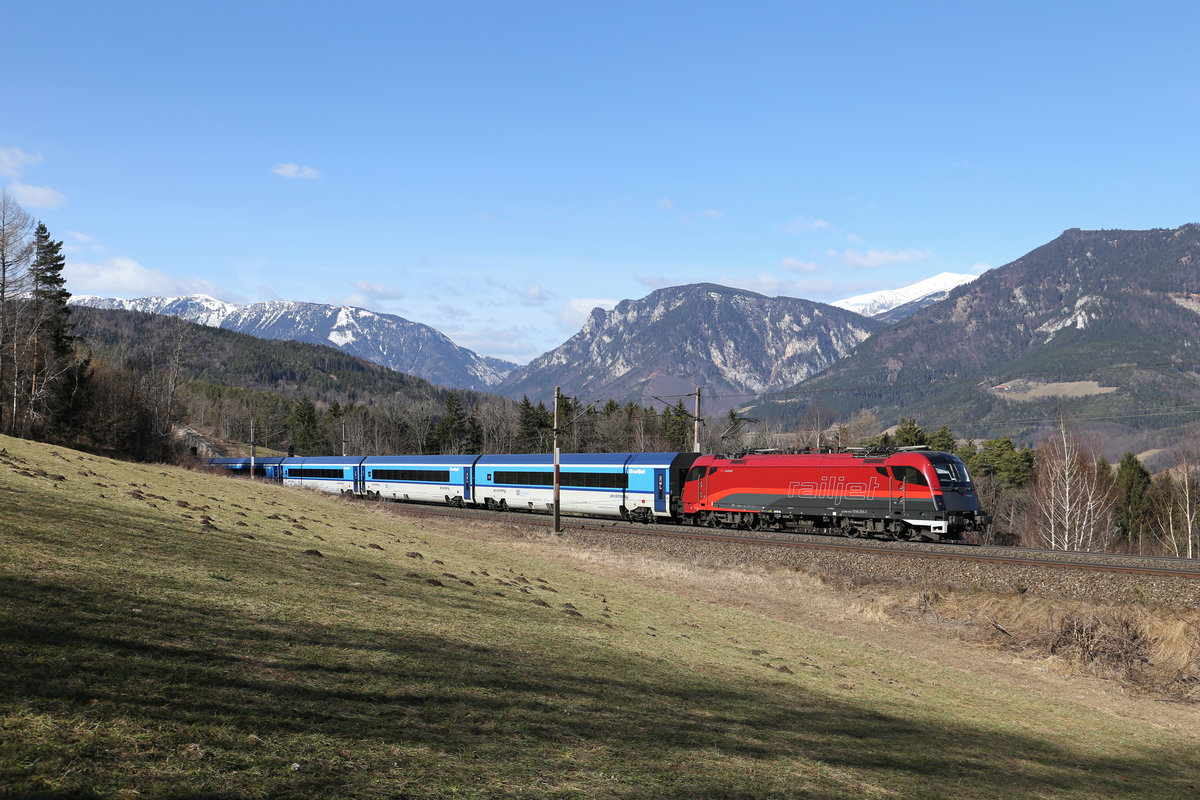 Herrlichstes Winterwetter am Eichberg,mit Rax und Schneeberg und den bergwärts fahrenden RJ-71 mit 1216.231 am 25.2.17